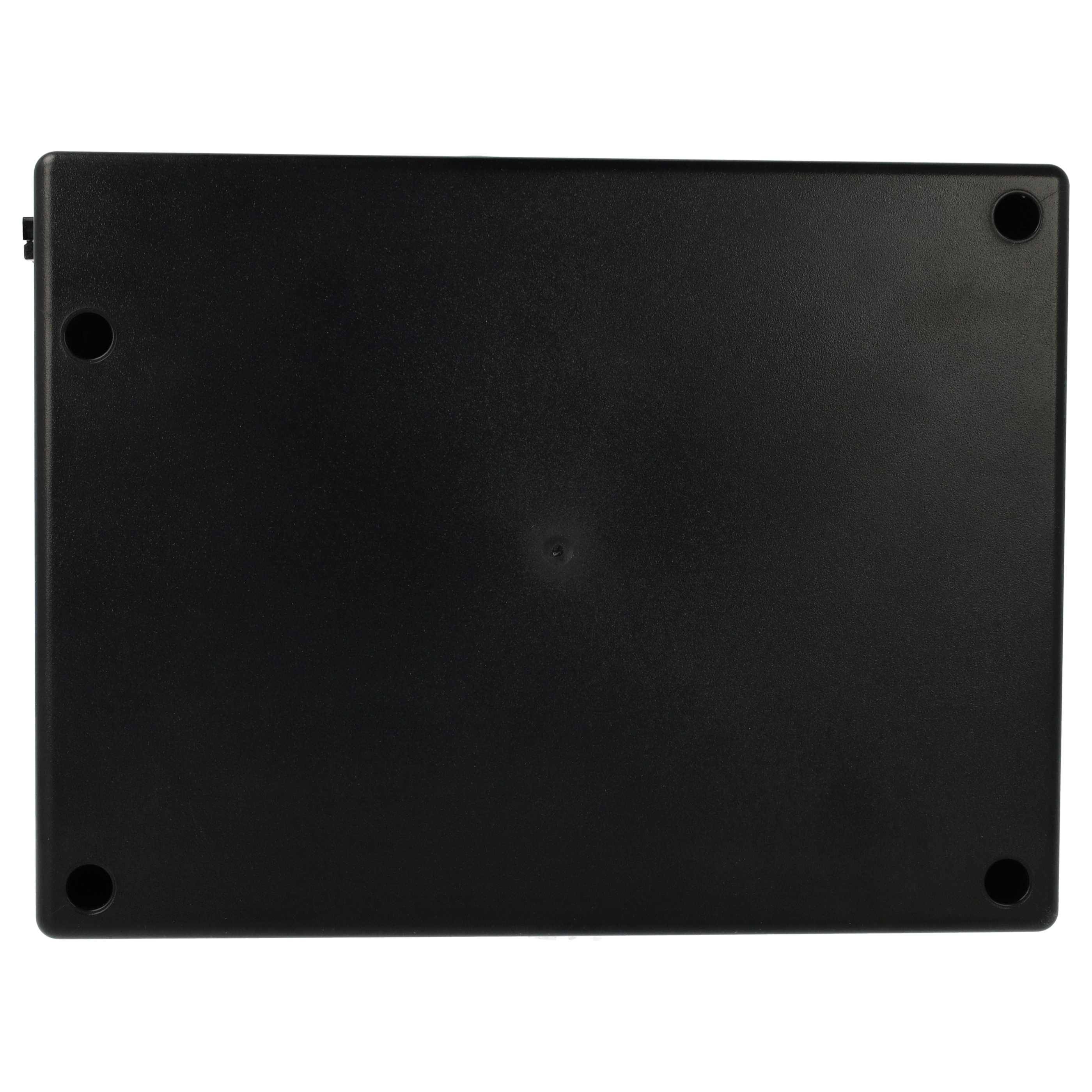 Ein rechteckiger schwarzer Kunststoffdeckel mit vier Schraubenbohrungen in den Ecken.
