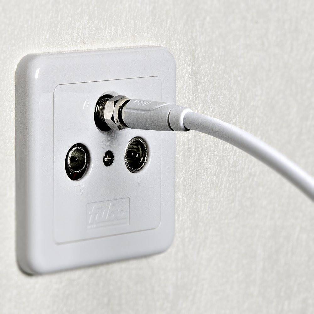 Fuba AFS 200 Antennenkabel 2m weiß - 4-fach geschirmt 120dB - HDTV UHD 4K 8K - F-Anschlusskabel Koaxialkabel F-Stecker/F-Stecker (für DVB-S2-Receive