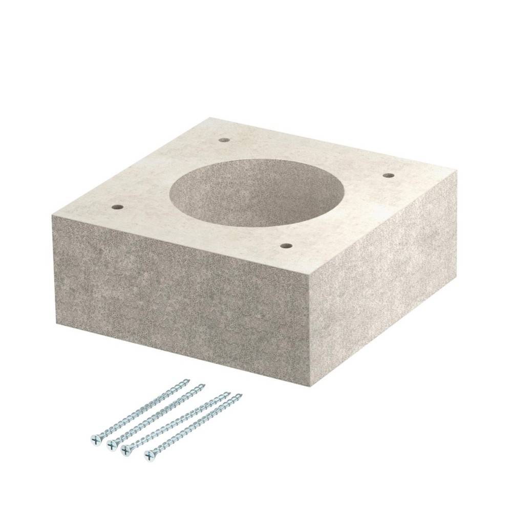 Ein Betonblock mit einem zentralen runden Loch und vier umgebenden Löchern, zusammen mit drei Schrauben auf weißem Hintergrund.
