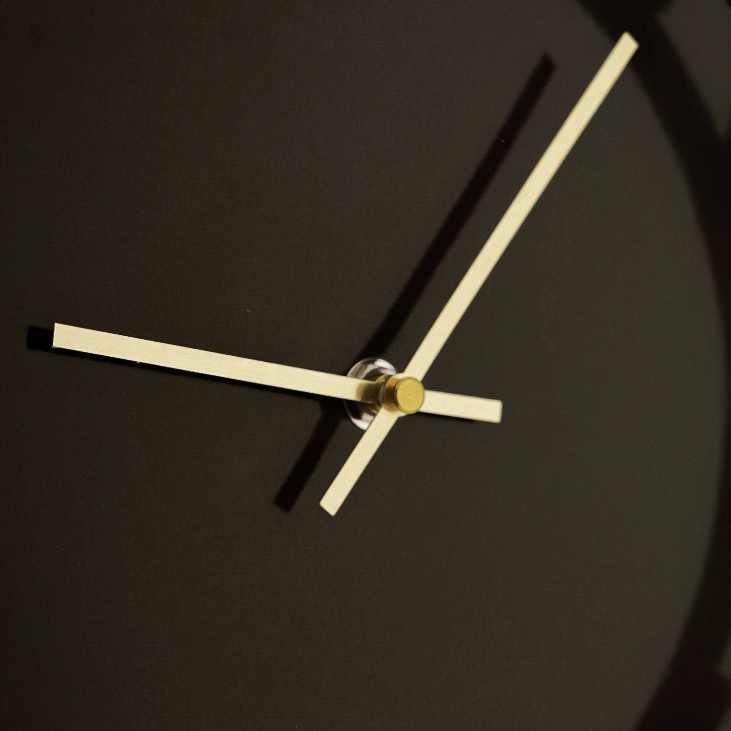 Almina Wanduhr in Schwarz/Gold mit Ziffern 60 cm moderne Uhr für Ihr Zuhause