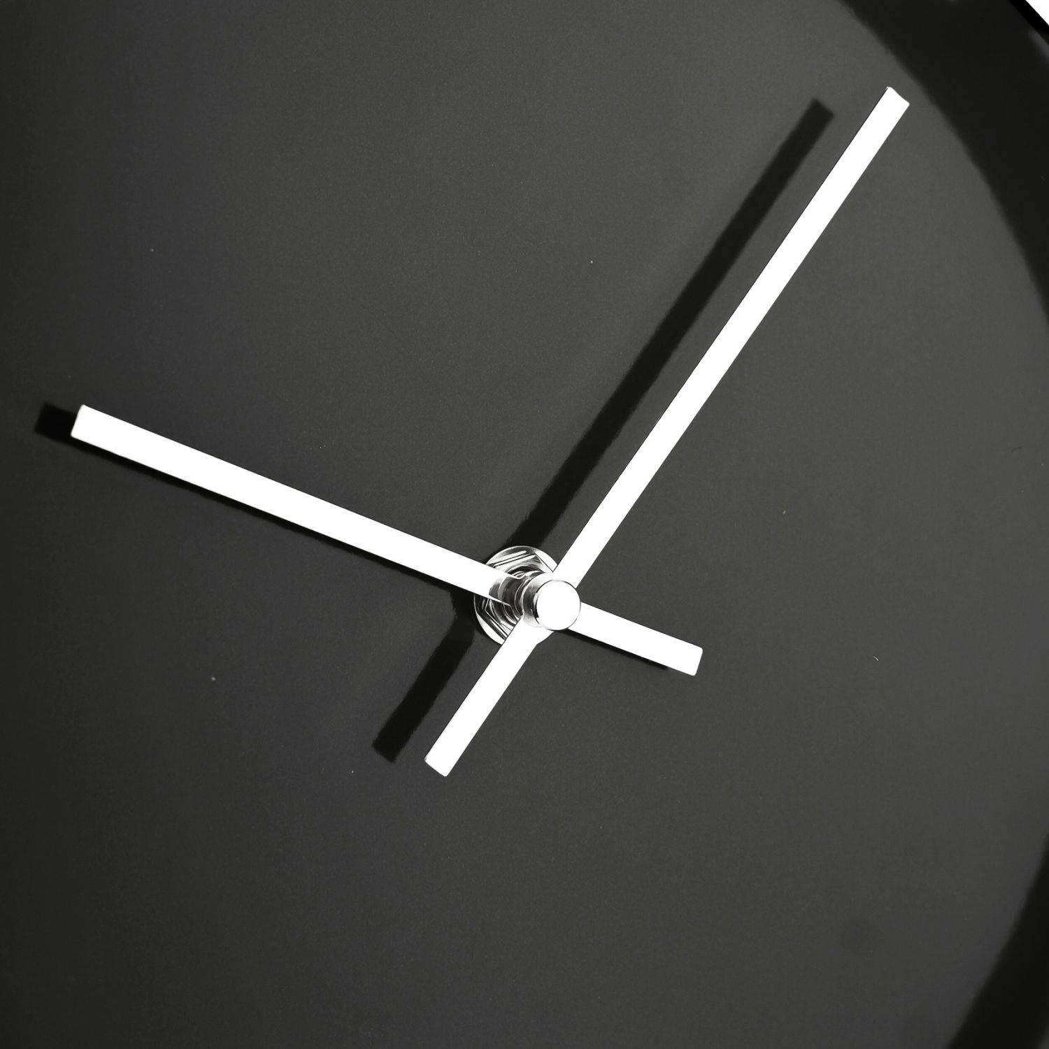 Almina elegante Wanduhr für Ihr Zuhause 60 cm mit Ziffern Schwarz/Silber