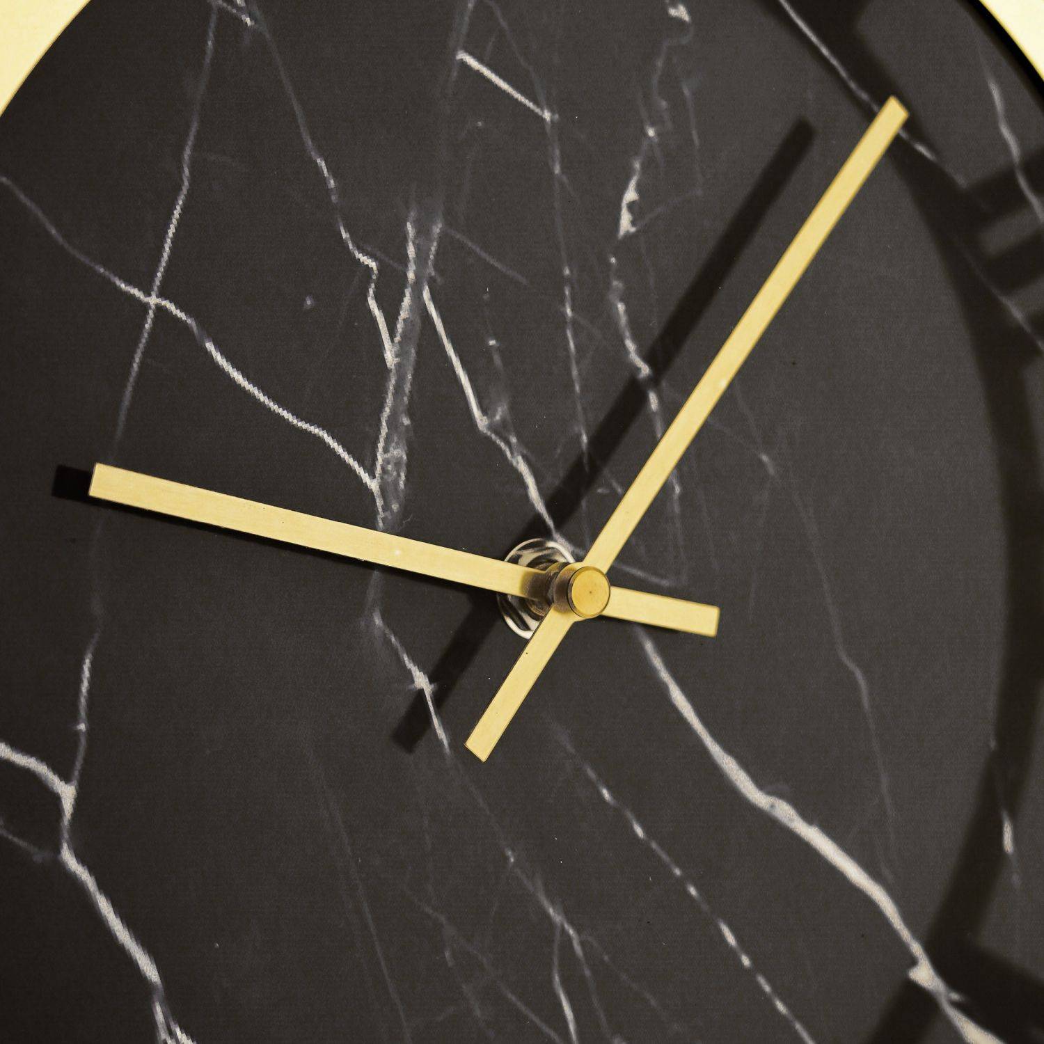Almina elegante Wanduhr mit Marmormuster in Schwarz/Gold 60 cm mit Ziffern