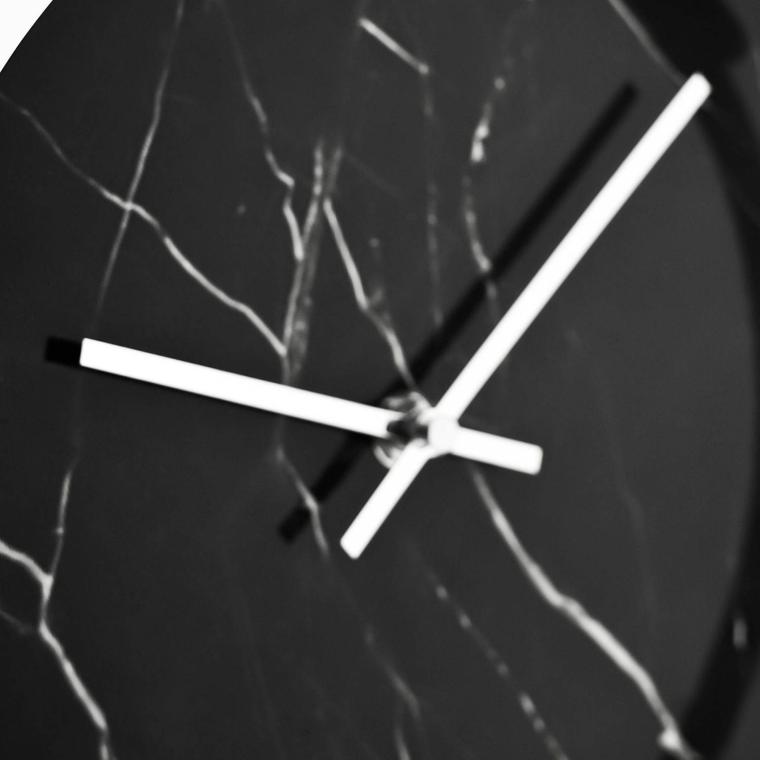 Almina moderne Wanduhr mit Marmormuster 60 cm mit Ziffern in Schwarz/Silber