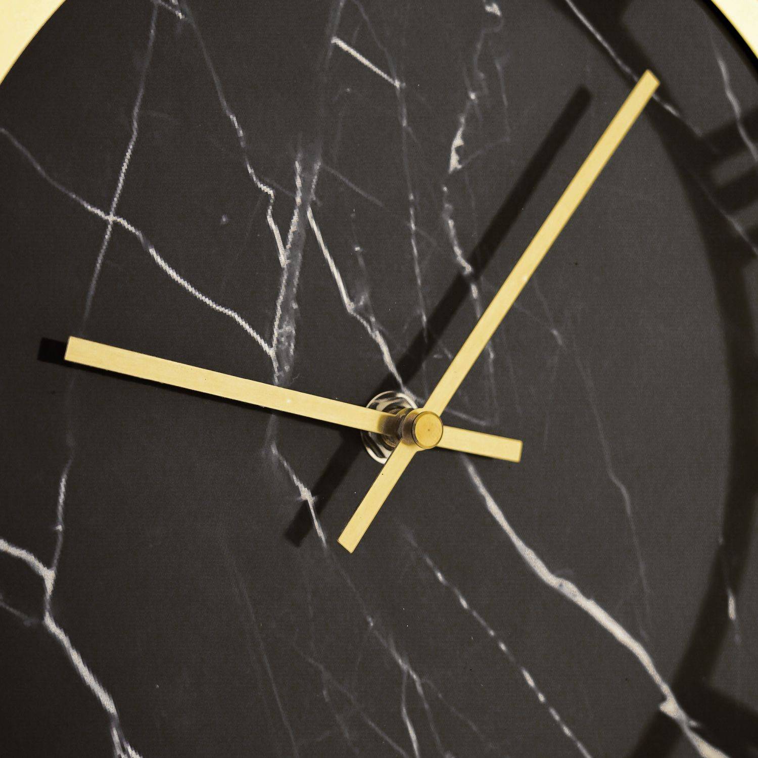 Almina Wanduhr mit Römischen Ziffern mit Marmormuster in Schwarz/Gold 40 cm