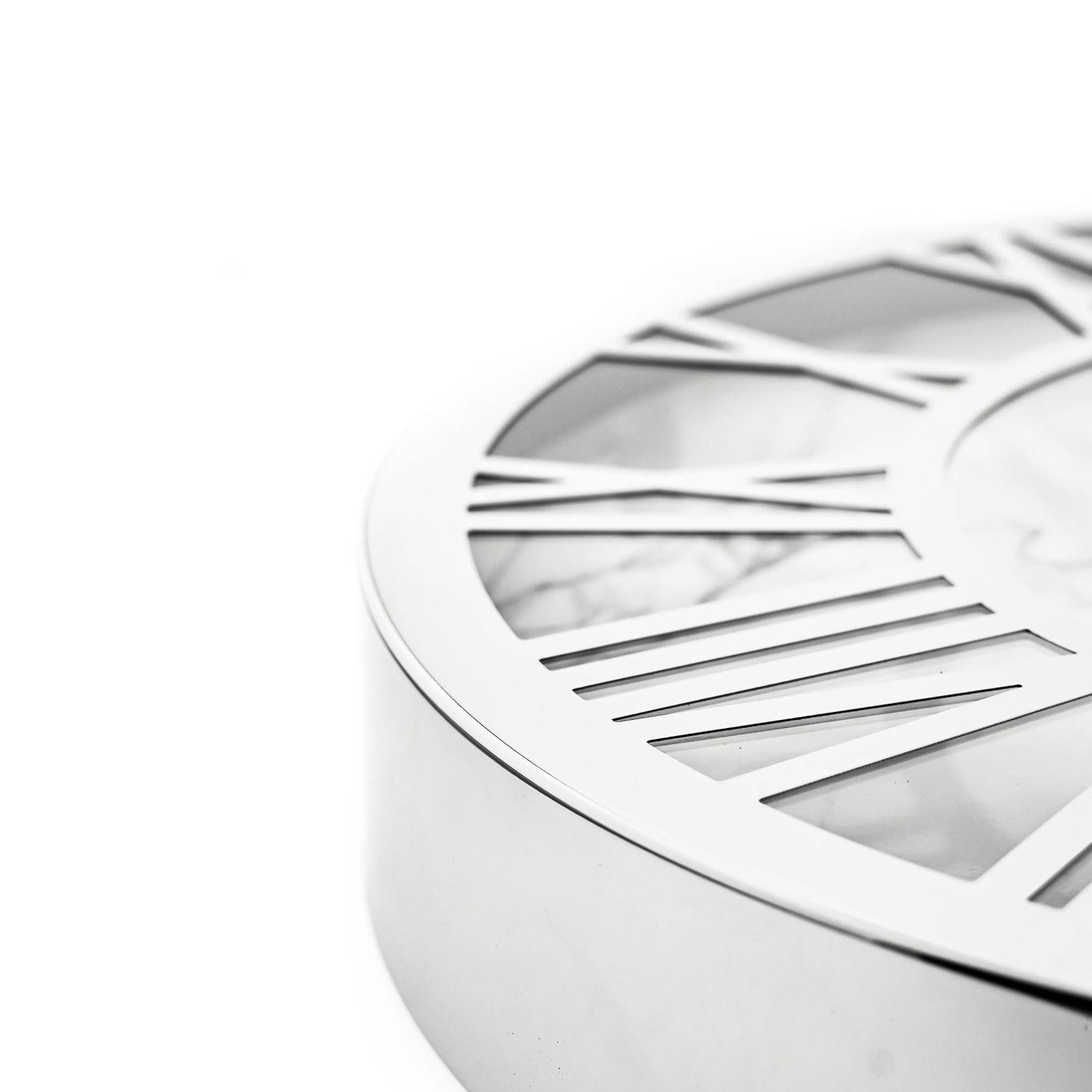 Almina Wanduhr mit Römischen Ziffern in Weiß/Silber mit Marmormuster 60 cm