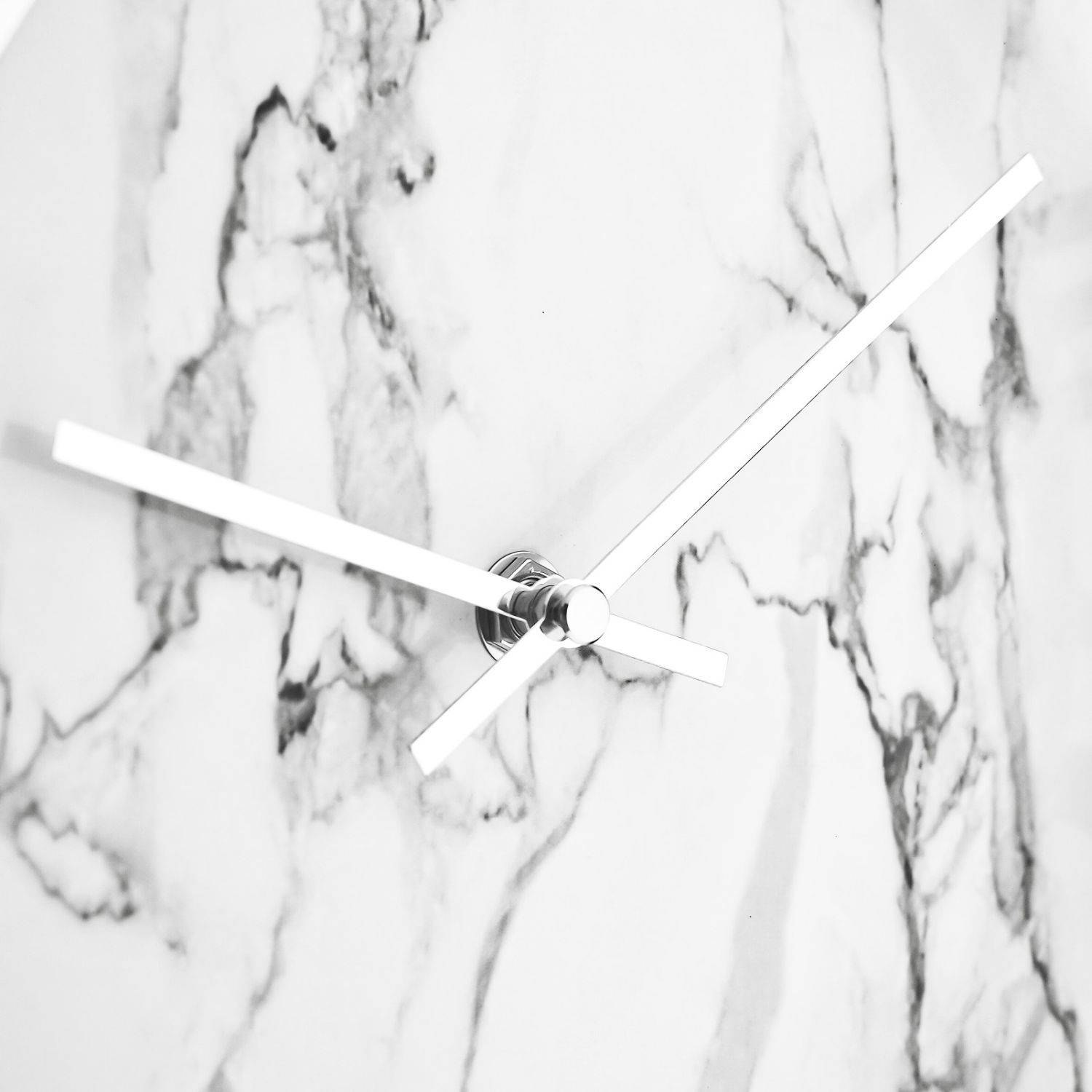 Almina Wanduhr mit Römischen Ziffern in Weiß/Silber mit Marmormuster 60 cm