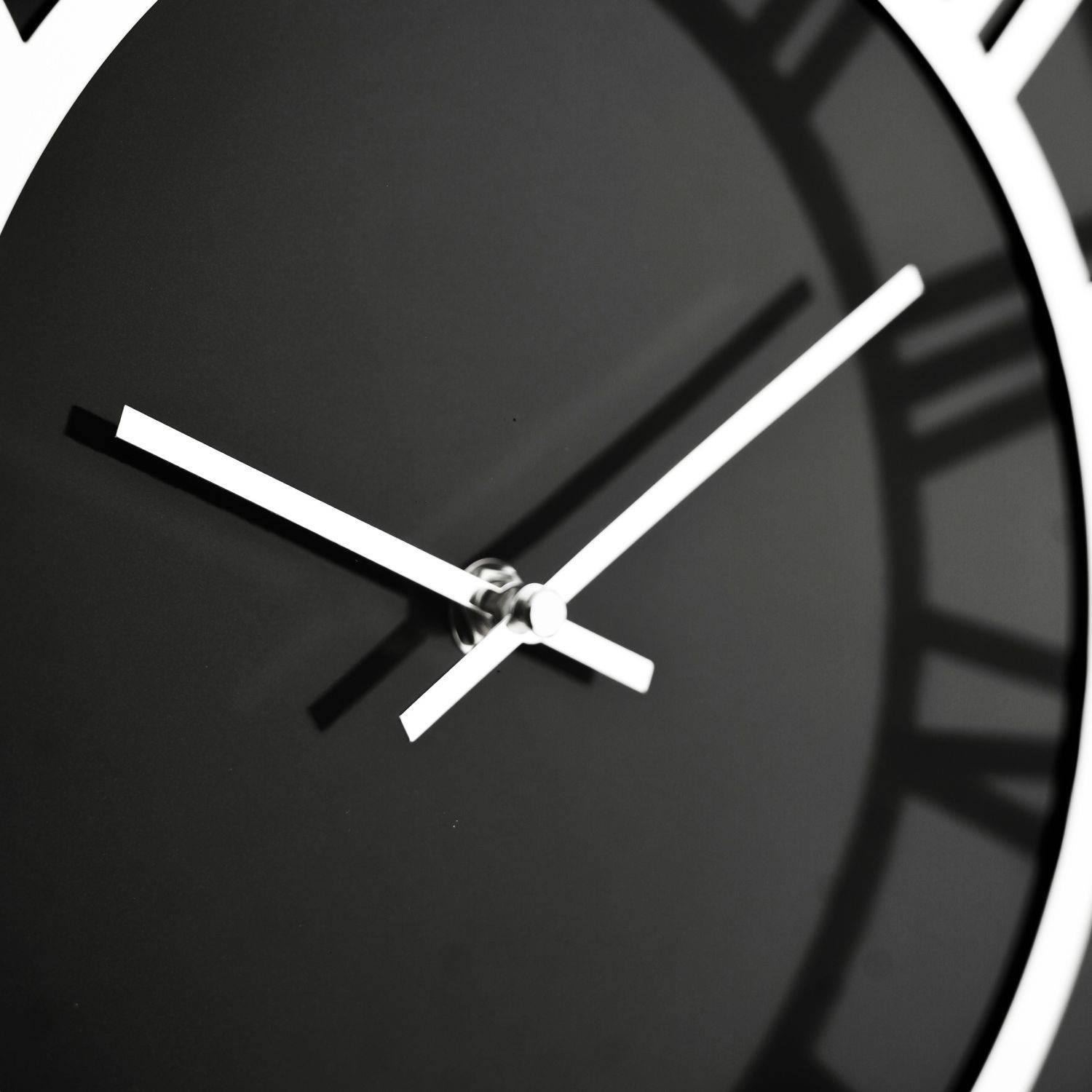 Almina Wanduhr 60 cm mit Römischen Zahlen in Schwarz/Silber elegantes Design