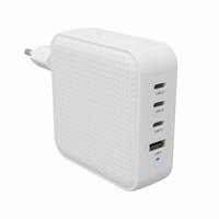 Weißes Wandladegerät mit drei USB-C-Anschlüssen und einem USB-A-Anschluss, in einer geneigten Ansicht gezeigt.