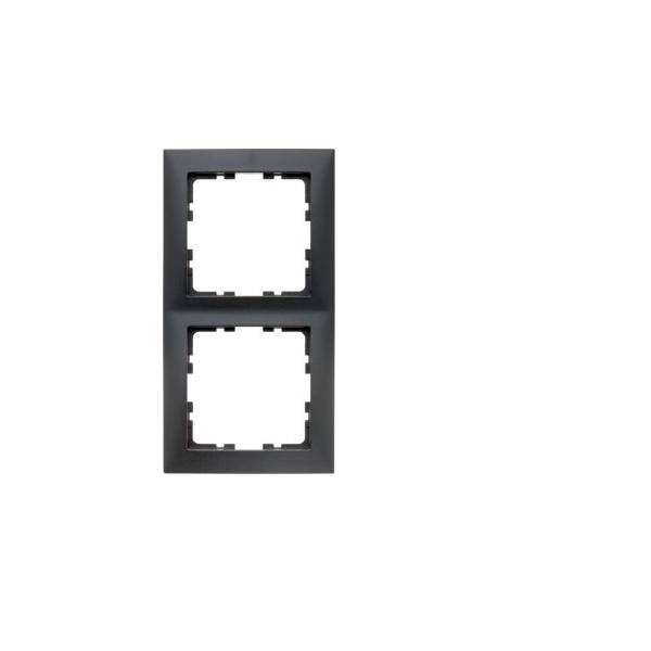 Ein schwarzer Doppel-Steckdosenrahmen mit quadratischen Öffnungen, der für den vertikalen Einbau von zwei Schaltern oder Steckdosen an einer Wand konzipiert ist.