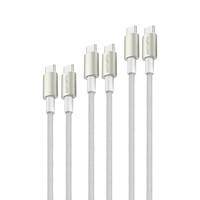 Drei Paare weiße geflochtene Ladekabel mit metallischen Steckern, vor einem einfachen weißen Hintergrund dargestellt.