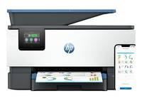 HP Multifunktionsdrucker druckt ein farbiges Dokument, mit Touchscreen-Bedienfeld und einer neben dem Drucker angezeigten Smartphone-App.