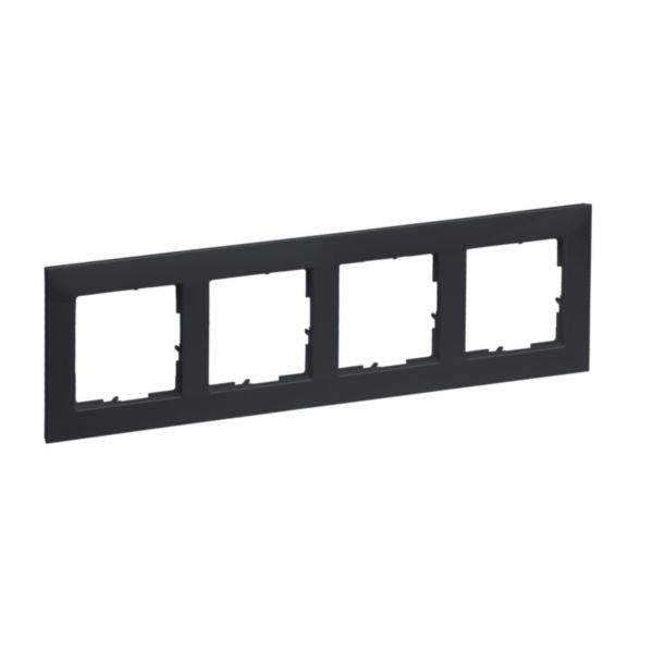Schwarze vierfach Elektro-Wandabdeckplatte mit vier rechteckigen Öffnungen auf weißem Hintergrund.