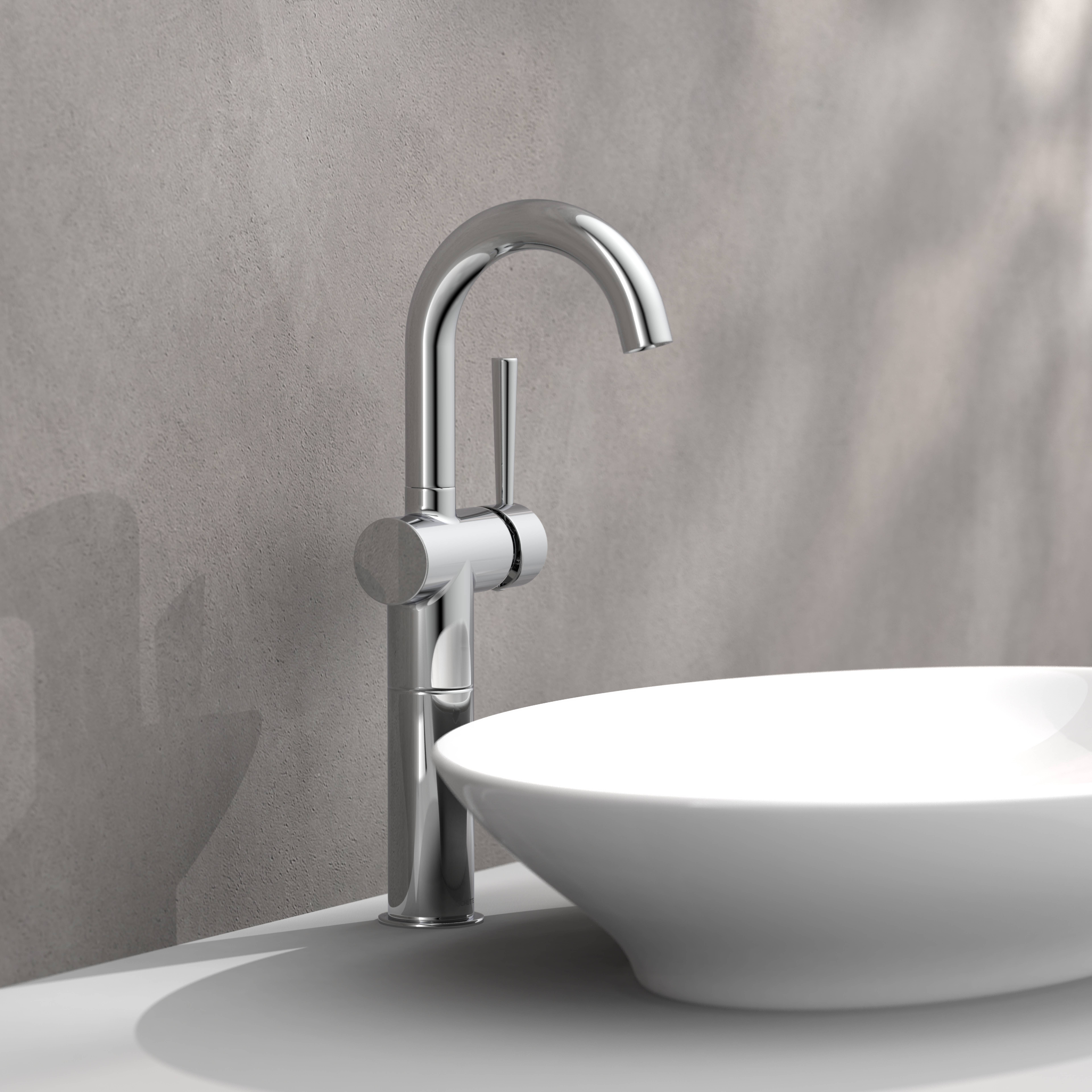 Eine moderne, verchromte Armatur neben einem runden weißen Waschbecken vor einer hellgrauen Wand, die weiche Schatten wirft.