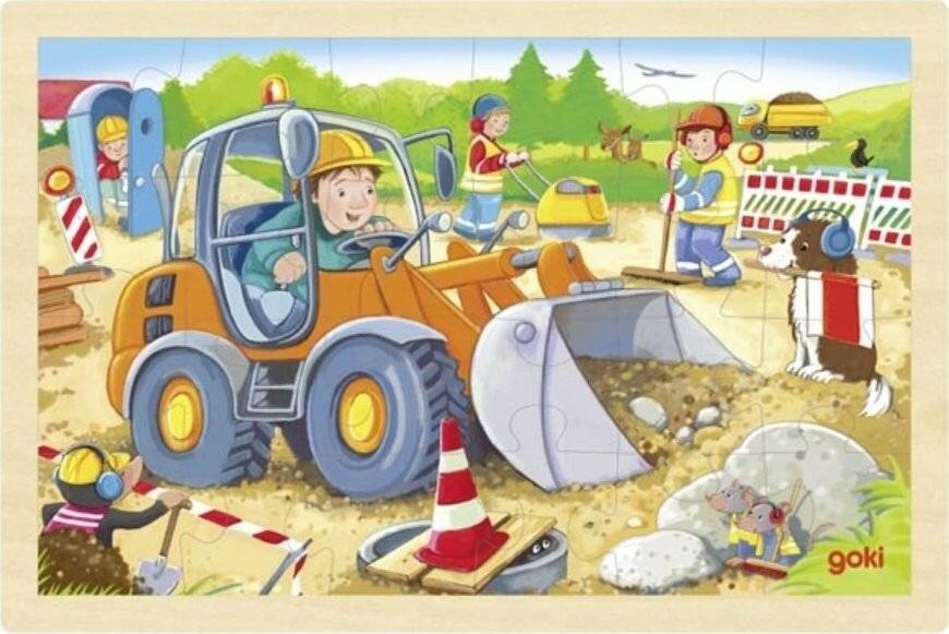 Kinder spielen als Bauarbeiter mit einem Bagger, einem Kipplaster, Kegeln und Absperrungen auf einem sandigen Gelände und bewegen Steine und Erde.