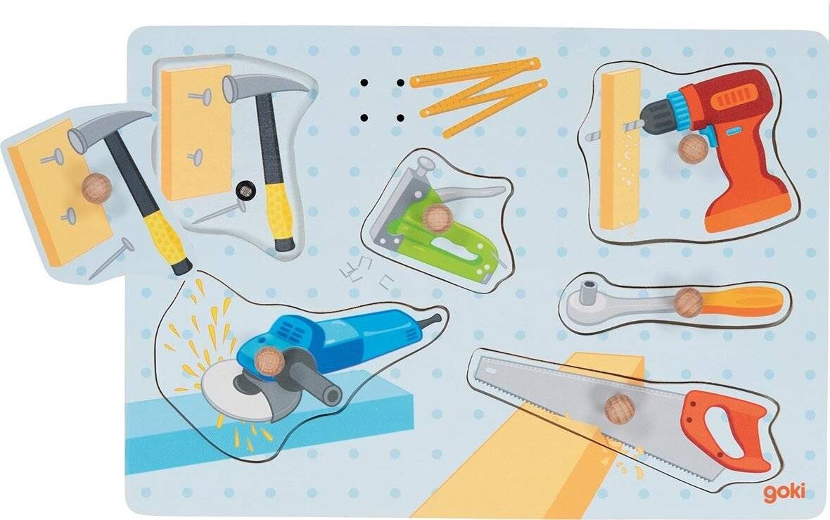 Ein illustriertes Muster, das verschiedene Bauwerkzeuge zeigt, darunter einen Hammer, eine Säge und einen Elektrobohrerbohrer, mit verstreuten Holzstücken.