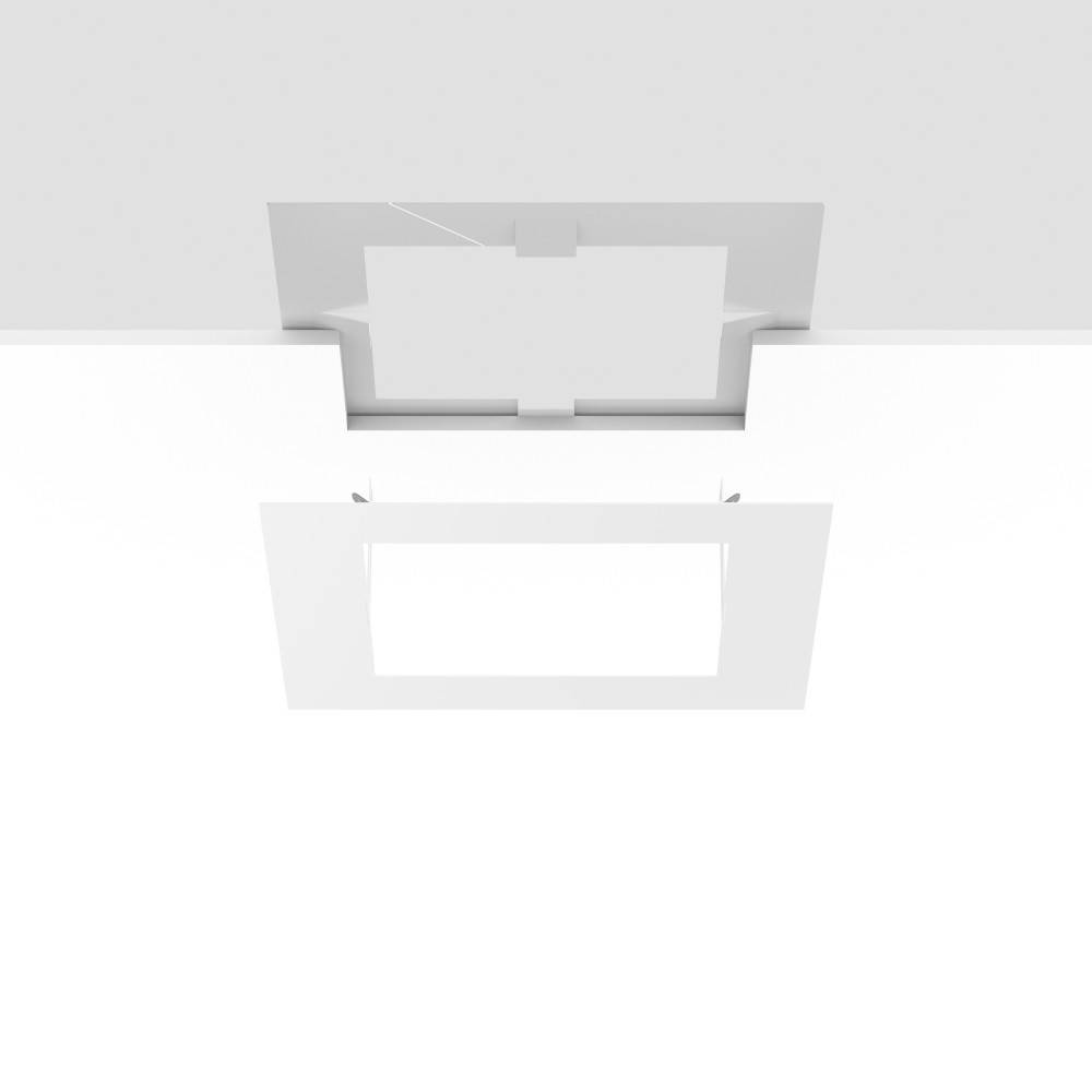 Ein quadratisches, eingelassenes Deckenleuchtenarmaturen mit minimalistischem Design, vor einem weißen Hintergrund.