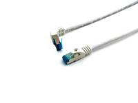 Zwei Ethernet-Netzwerkkabel mit RJ45-Steckern auf weißem Hintergrund.