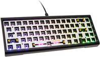Kompakte mechanische Tastatur mit niedrigen Tasten und Kabel, schräg auf weißem Hintergrund gezeigt.