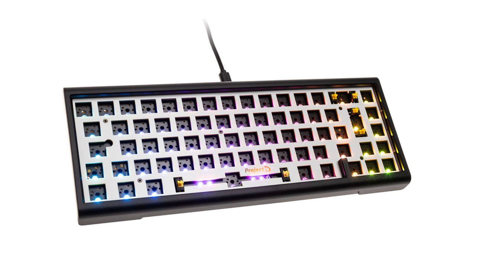 RGB-Mechanische Tastatur mit schwarzem Rahmen und durchscheinenden Tasten, schräg dargestellt mit farbenfroher Hintergrundbeleuchtung auf weißem Hintergrund.