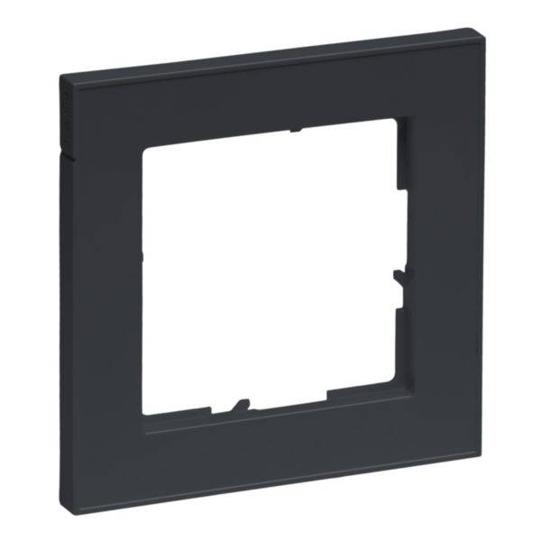 Schwarze quadratische Wandplatte mit großer zentraler Öffnung für einen elektrischen Schalter oder eine Steckdose