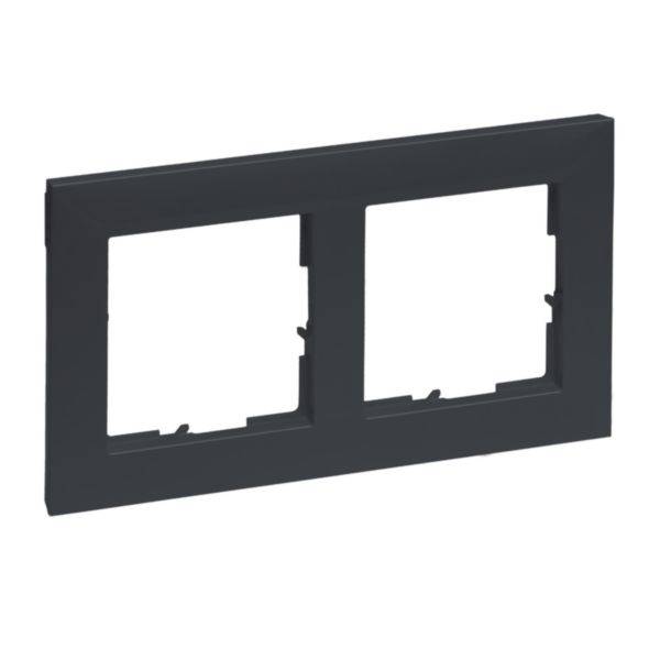 Schwarzer rechteckiger Doppelwandplattenrahmen mit zwei leeren Öffnungen für elektrische Schalter oder Steckdosen auf weißem Hintergrund.
