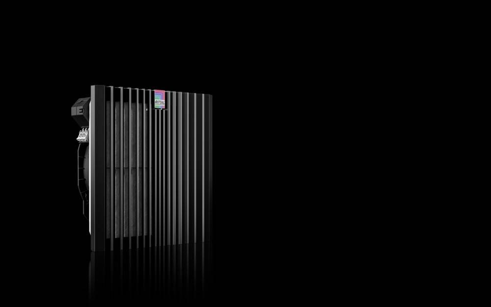 Eine schwarze, rechteckige, moderne Aufbewahrungseinheit mit vertikalen Rillen, die ein kleines, buntes 'Antarctica' Logo in der oberen rechten Ecke trägt.