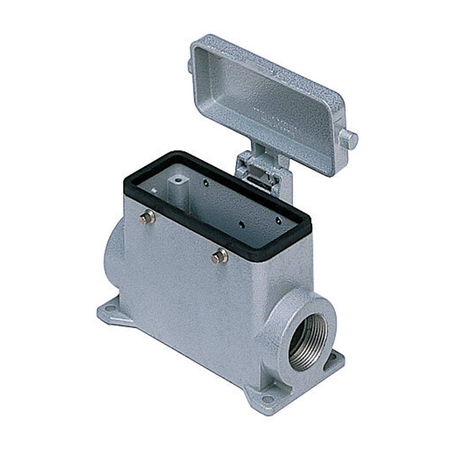 Ein metallischer industrieller elektrischer Verteilkasten mit geöffnetem Deckel, der den internen Hohlraum für die Verkabelung zeigt.