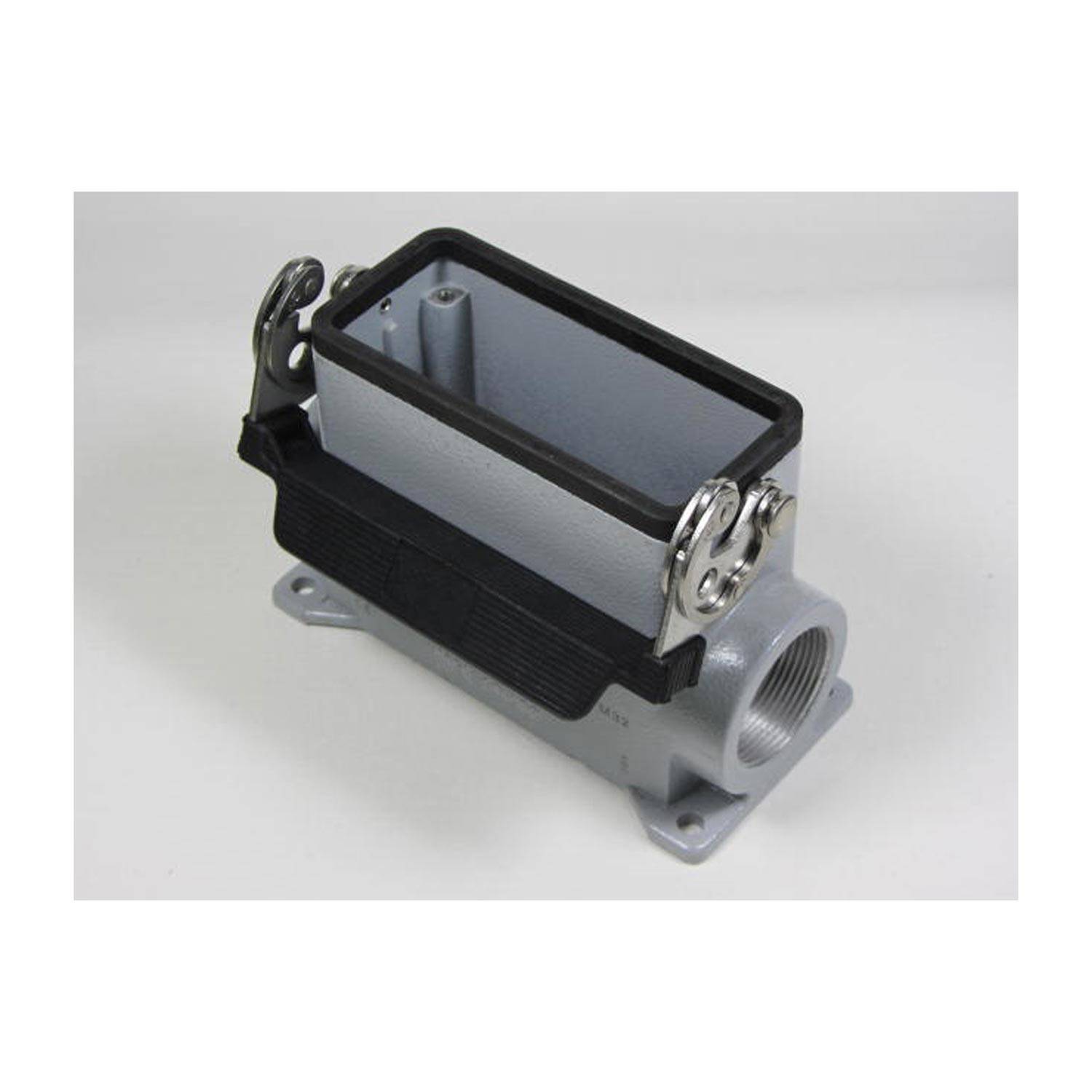 Ein Industrie-Steckverbinder-Gehäuse aus Metall und Kunststoff mit rechteckiger Öffnung und zwei Verriegelungsclips zum Sichern von elektrischen Verbindungen.