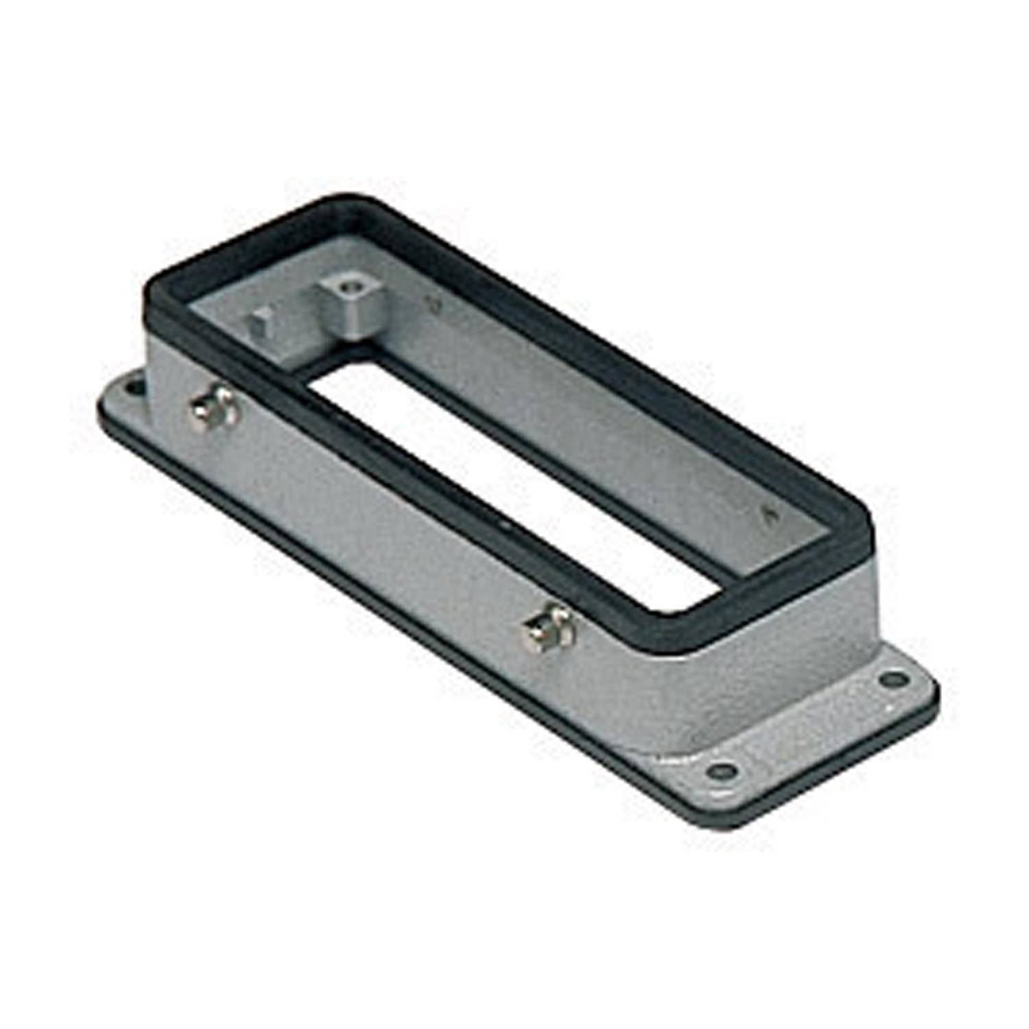 Eine rechteckige Metallmontagehalterung mit einem erhöhten Rand und vier Schraublöchern, konzipiert zur Befestigung von Komponenten.