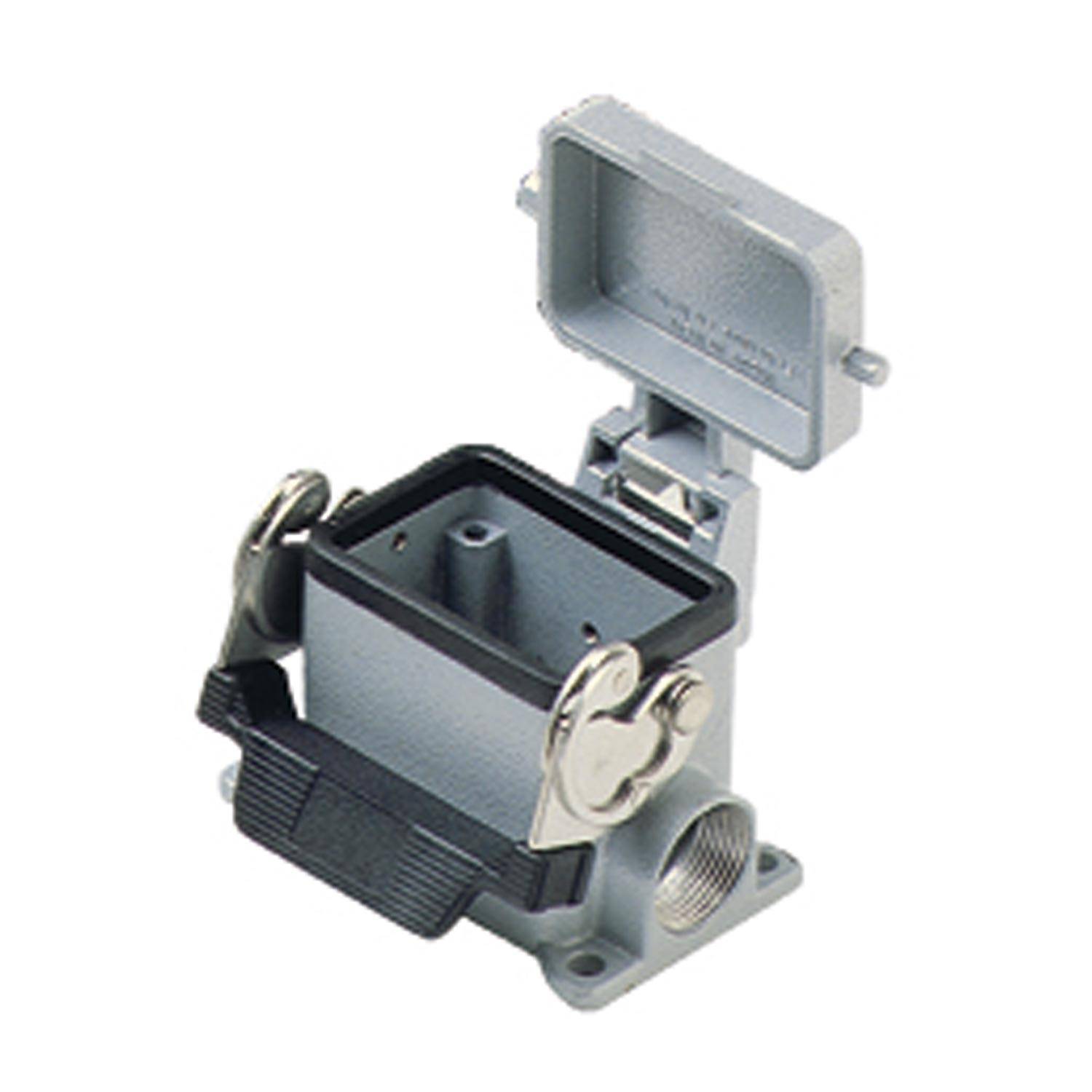 Ein offener rechteckiger Elektrostecker mit Schutzkappe, Metallgehäuse und Verriegelungen. Wird für Industrieverbindungen verwendet.