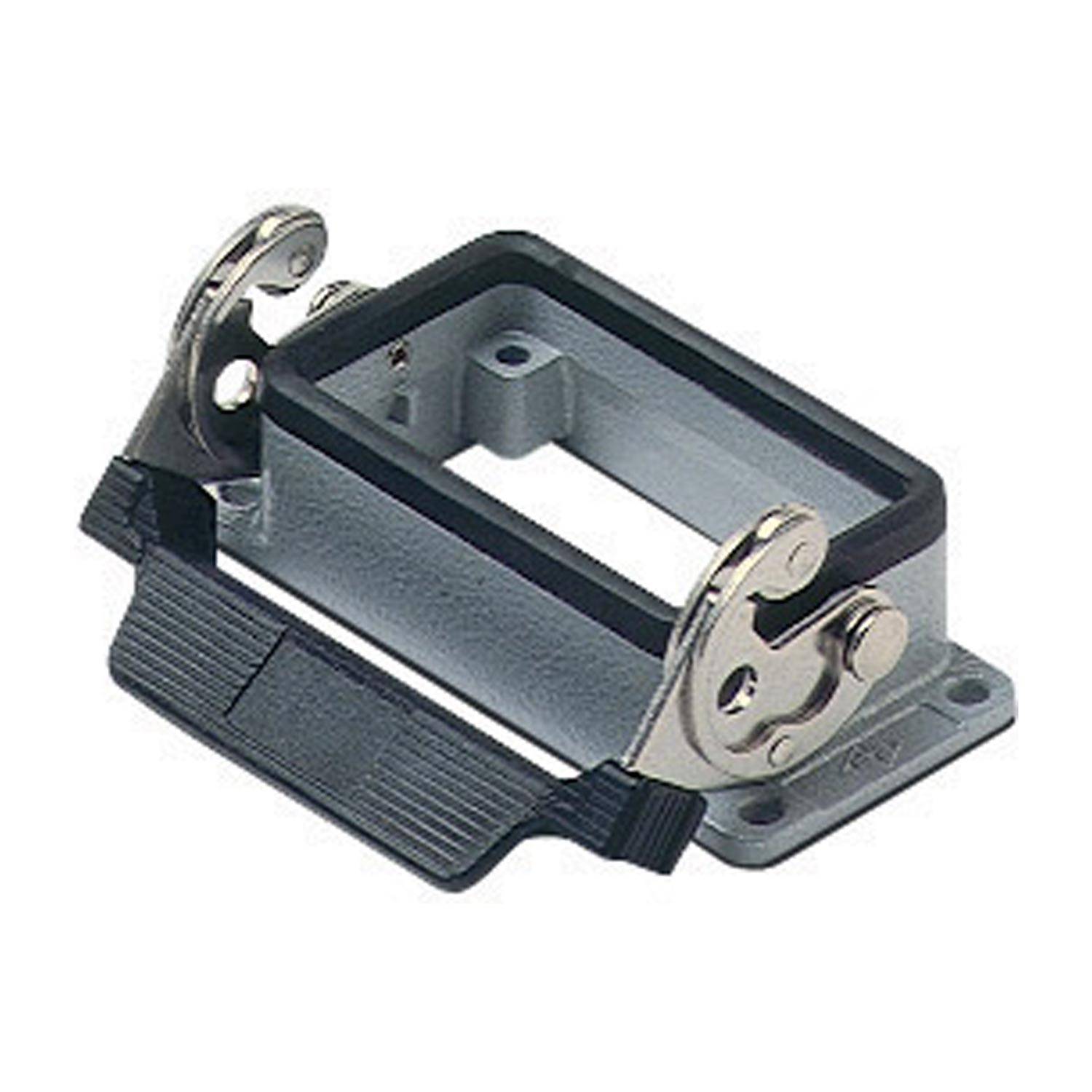 Eine Metallbasis für Industriesteckverbinder mit robusten seitlichen Verschlüssen, konzipiert für sichere elektrische Verbindungen in Maschinen- oder Ausrüstungsaufbauten.