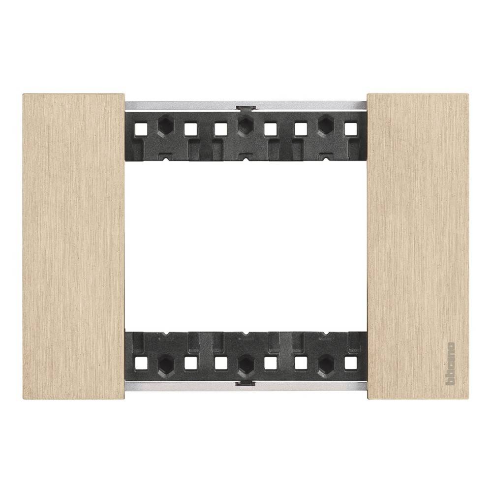 Ein beiger, rechteckiger Wandplattenrahmen mit einem zentralen Bereich zum Einsetzen von Schaltern oder Steckdosen, der ein minimalistisches, modernes Design aufweist.