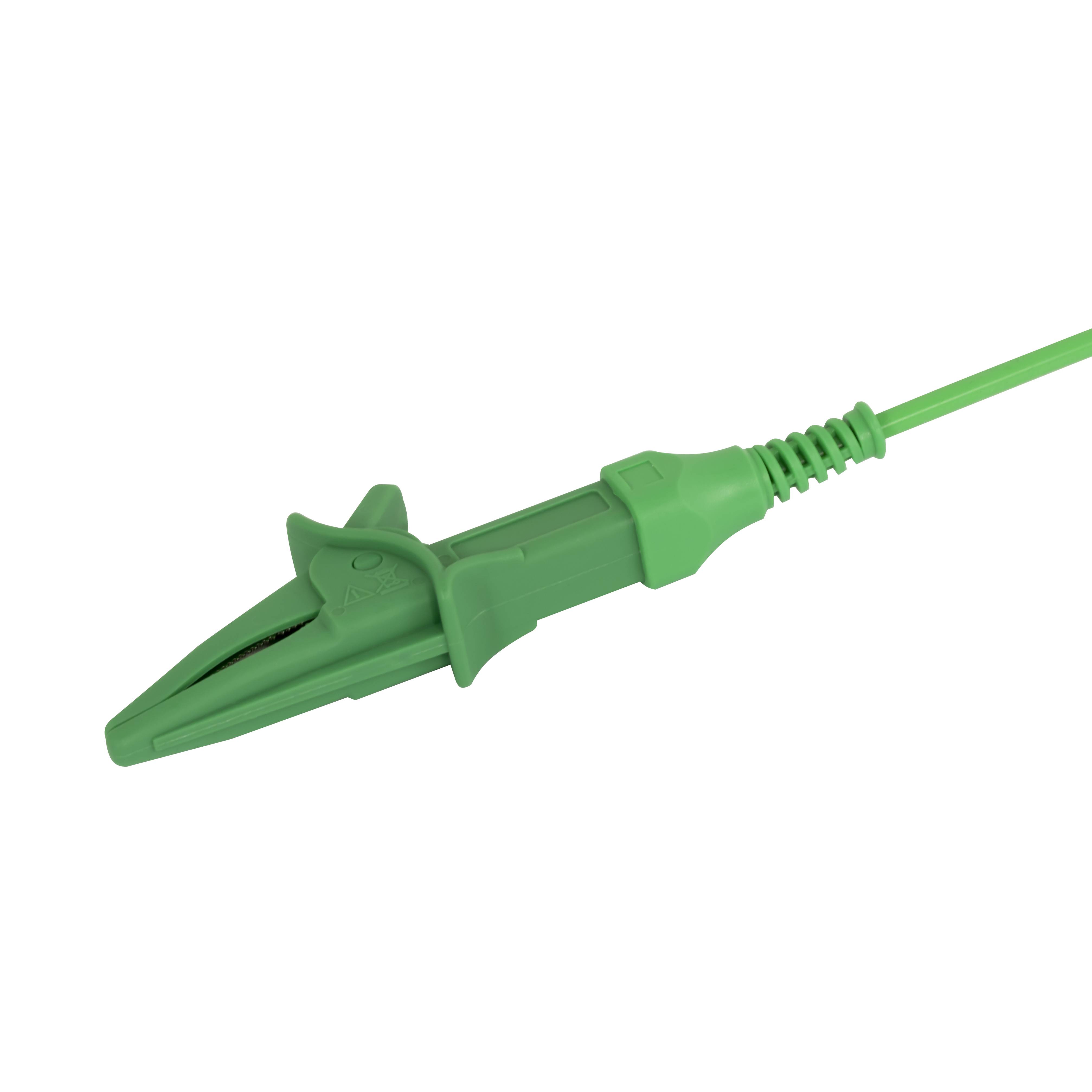 Eine grüne Krokodilklemme, die für elektrische Tests und Verbindungen verwendet wird, mit einer gerippten Griffoberfläche für besseren Halt und einer isolierten Drahtanbindung.