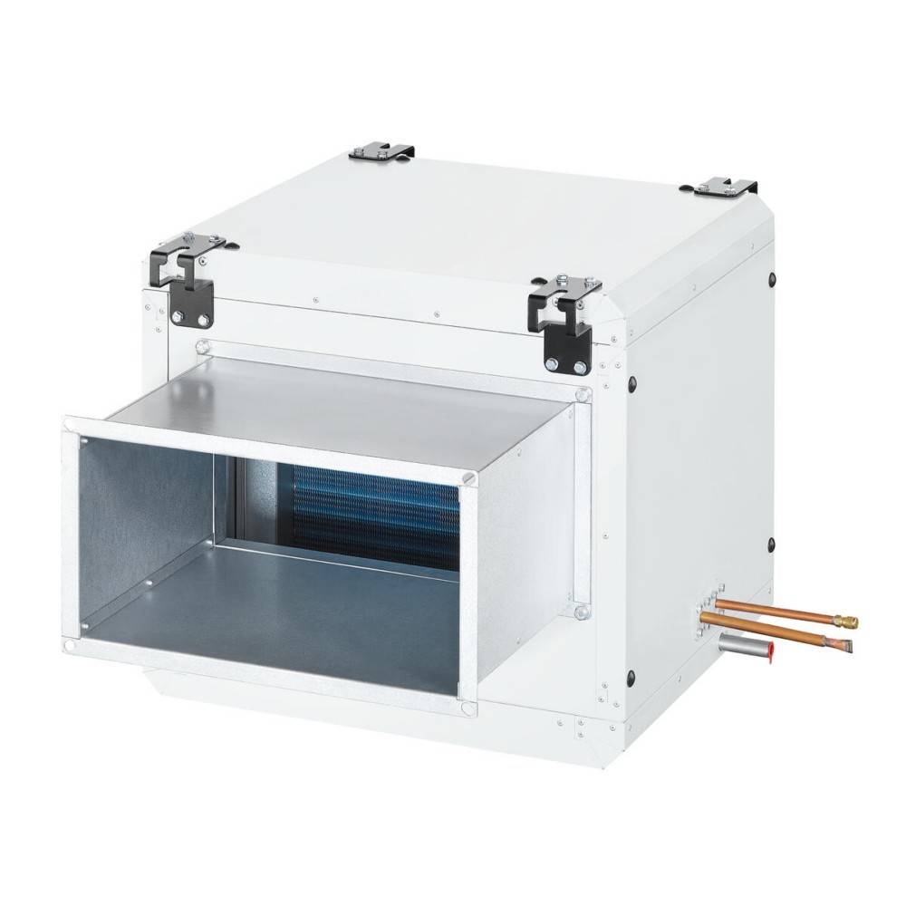 Eine weiße Metallklimaanlage mit Kanalführung und geöffnetem Frontpanel, das das metallene Innenleben zeigt. Zwei Kupferleitungen ragen seitlich heraus.