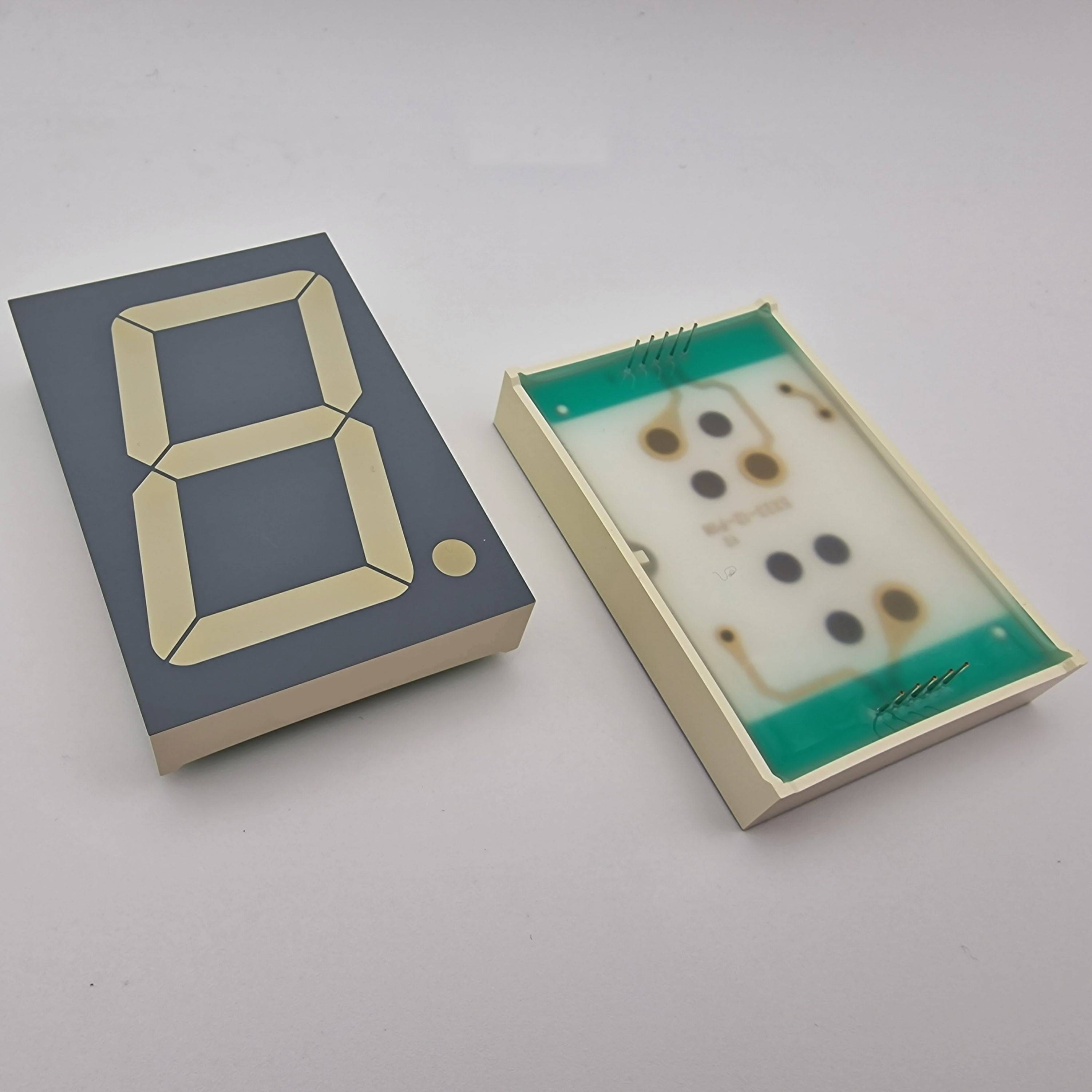 Zwei Vintage-Elektronikkomponenten: Ein rechteckiges Display mit einer großen '8' und eine zerlegte Einheit, die die interne Verdrahtung zeigt.