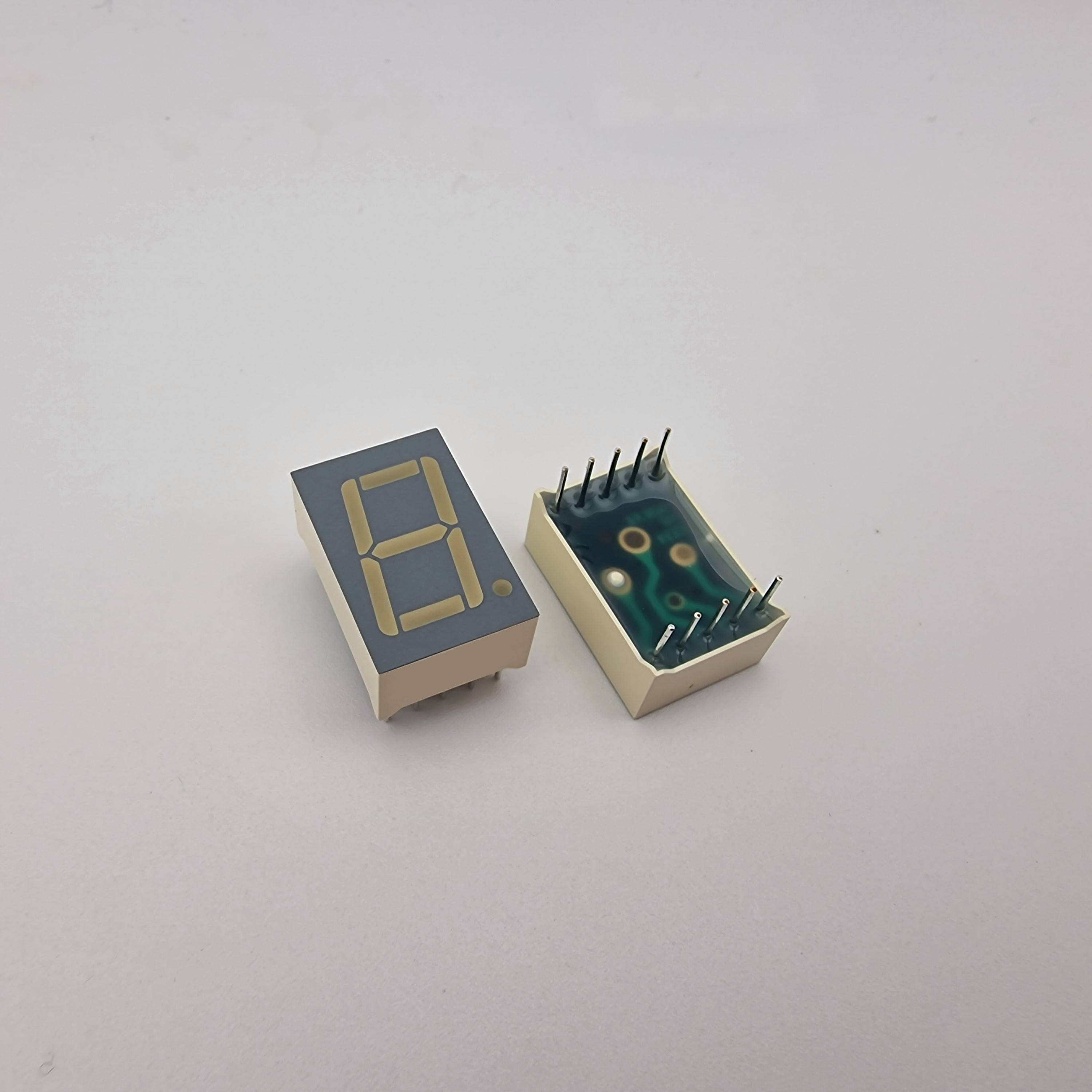 Zwei Sieben-Segment-Display-Komponenten, wobei eine die Ziffer '8' zeigt und die andere so gedreht ist, dass ihre Metallstifte auf der Rückseite sichtbar sind.