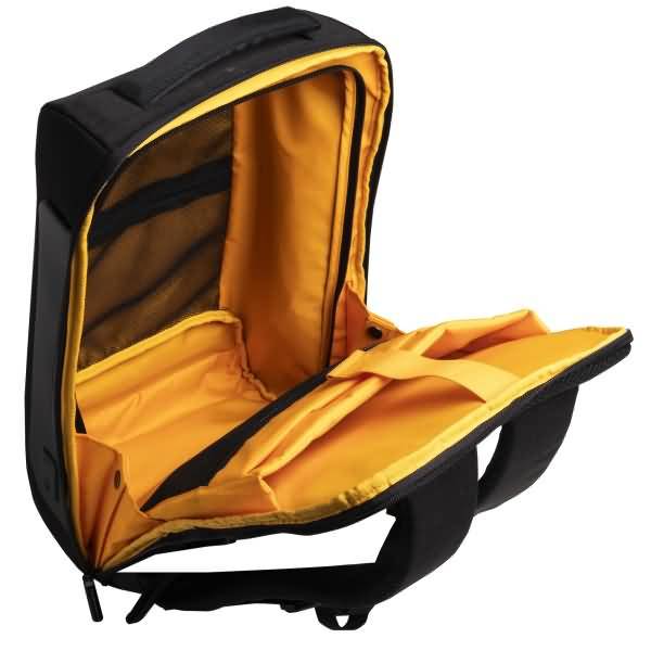 Offener schwarz-gelber Rucksack oder Laptop-Tasche, geöffnet und leer gezeigt mit gepolstertem Innenraum und Schultergurten.