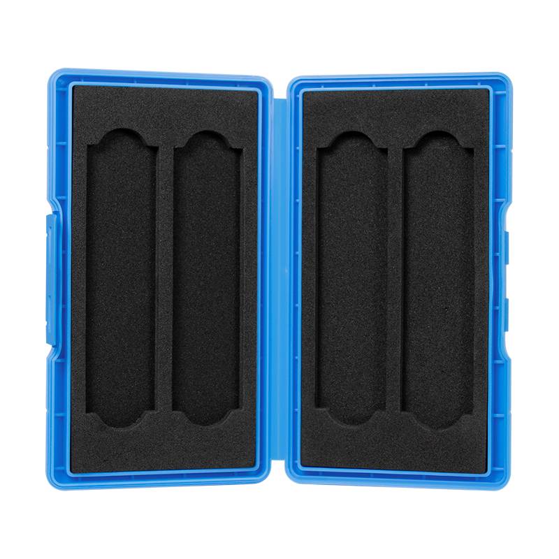 Blaue Plastikbox mit schwarzen Schaumstoffeinsätzen, entwickelt, um zylindrische Gegenstände auf beiden Seiten sicher zu halten und zu schützen, wenn sie geschlossen ist.