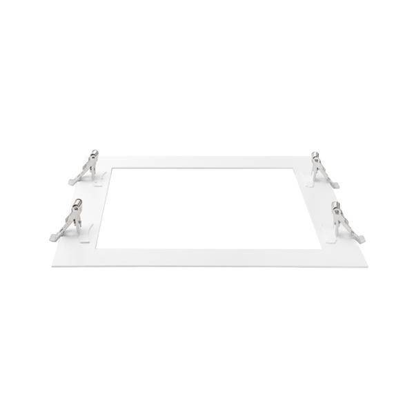 Weiße Einbau-Deckenleuchtenhalterung mit vier verstellbaren Metallklammern an jeder Ecke, für die Deckenmontage vorgesehen.