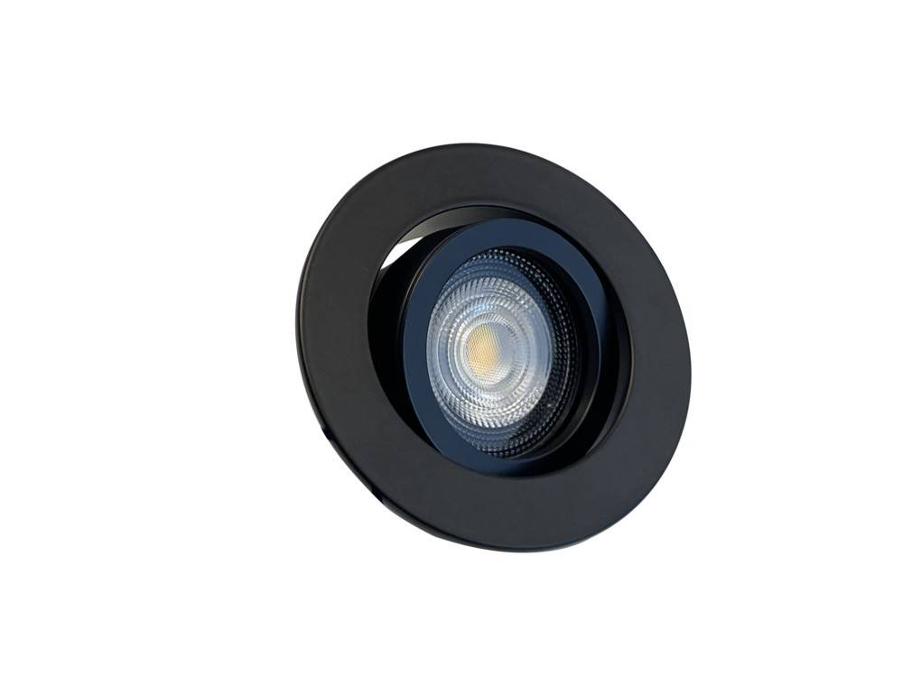 Eine runde schwarze eingelassene LED-Leuchte mit klarer Linse, für die Deckeninstallation konzipiert, aus einem Winkel gezeigt, um ihre Tiefe zu verdeutlichen.