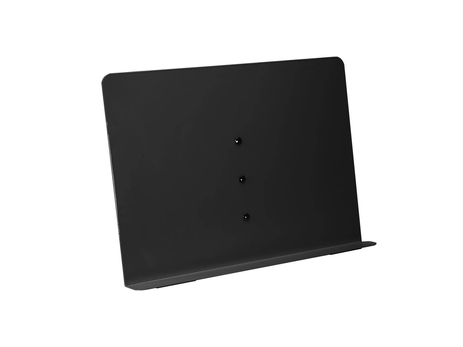 Ein schwarzer Buchstütze oder Kochbuchhalter mit minimalistischem Design, der drei kleine dekorative Laschen an seinem aufrechten Panel aufweist.