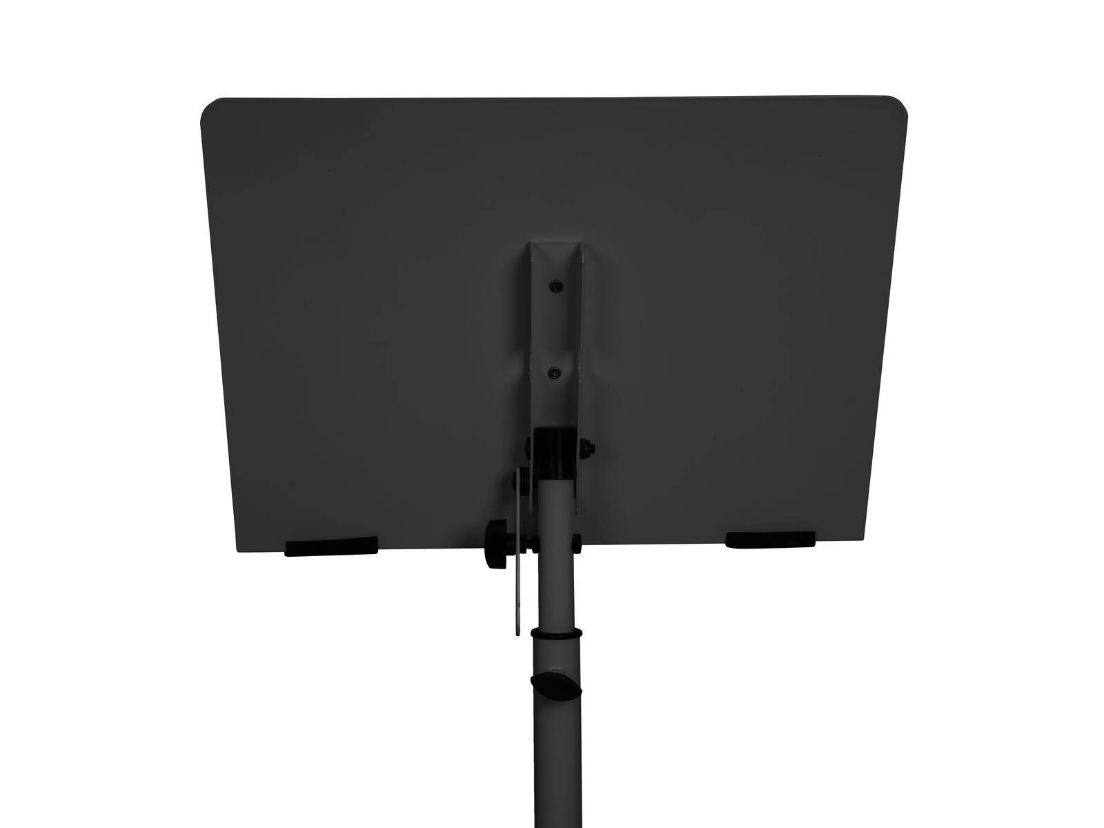 Ein Notenständer von hinten gesehen, der den Trägerpfosten und die verstellbare Platte in einer Schwarz-Weiß-Atmosphäre zeigt.