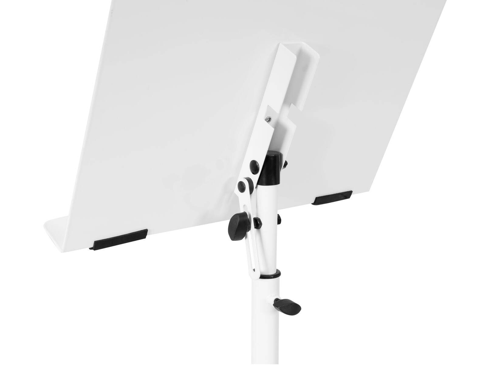 Ein weißes verstellbares Staffelei mit einer neigbaren Halterung, die eine weiße Tafel stützt.