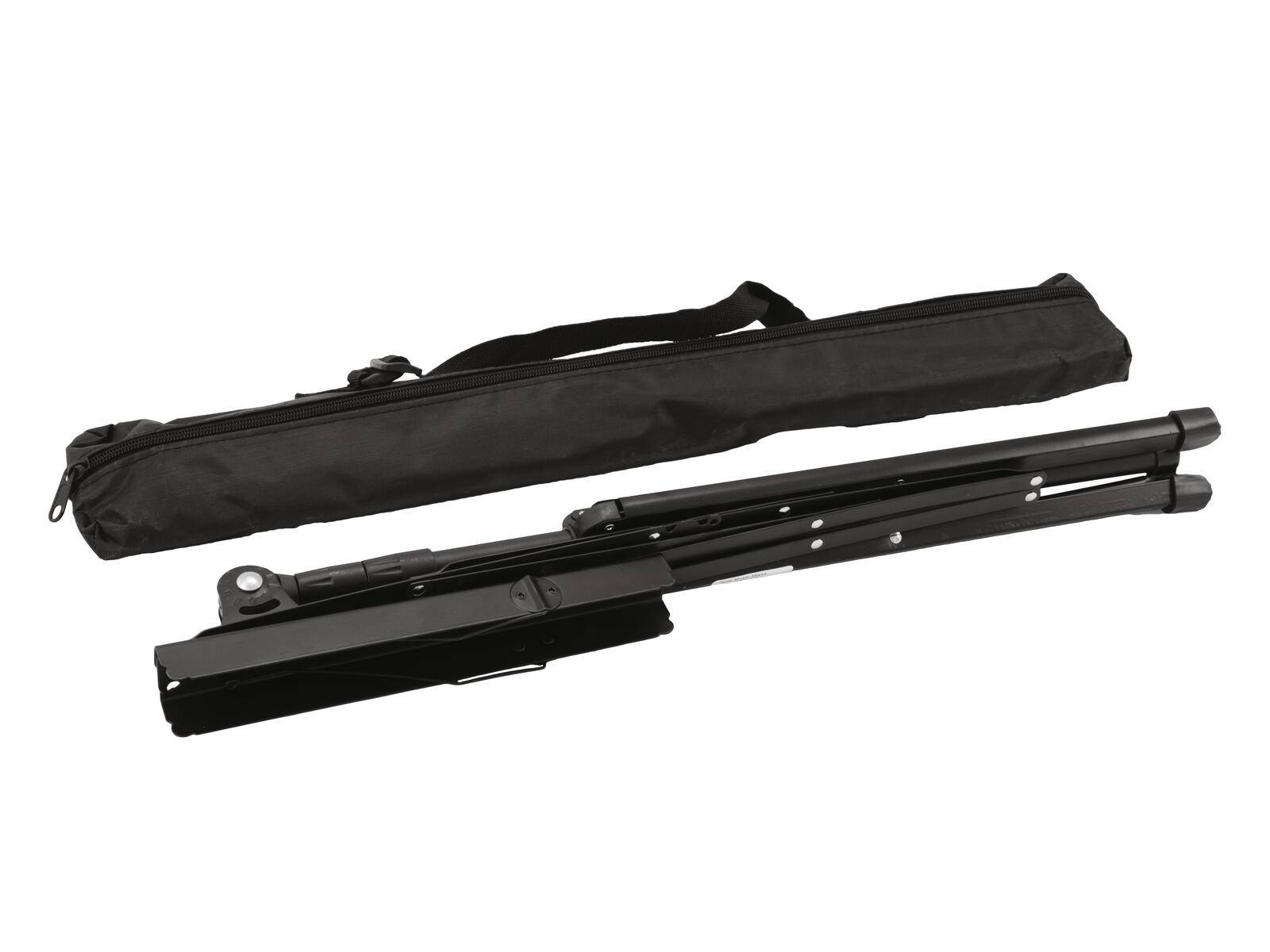 Ein schwarzer Stativständer mit ausgefahrenem Arm, teilweise zusammengeklappt, neben einer passenden schwarzen Tragetasche platziert.