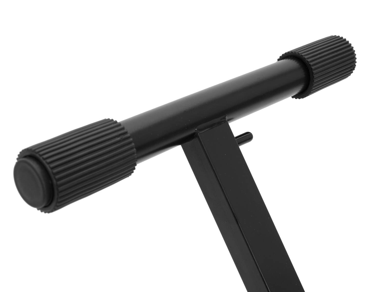 Nahaufnahme eines schwarzen Metallschlagzeugständers mit verstellbarem Stützarm, der an beiden Enden mit Gummigriffe ausgestattet ist.