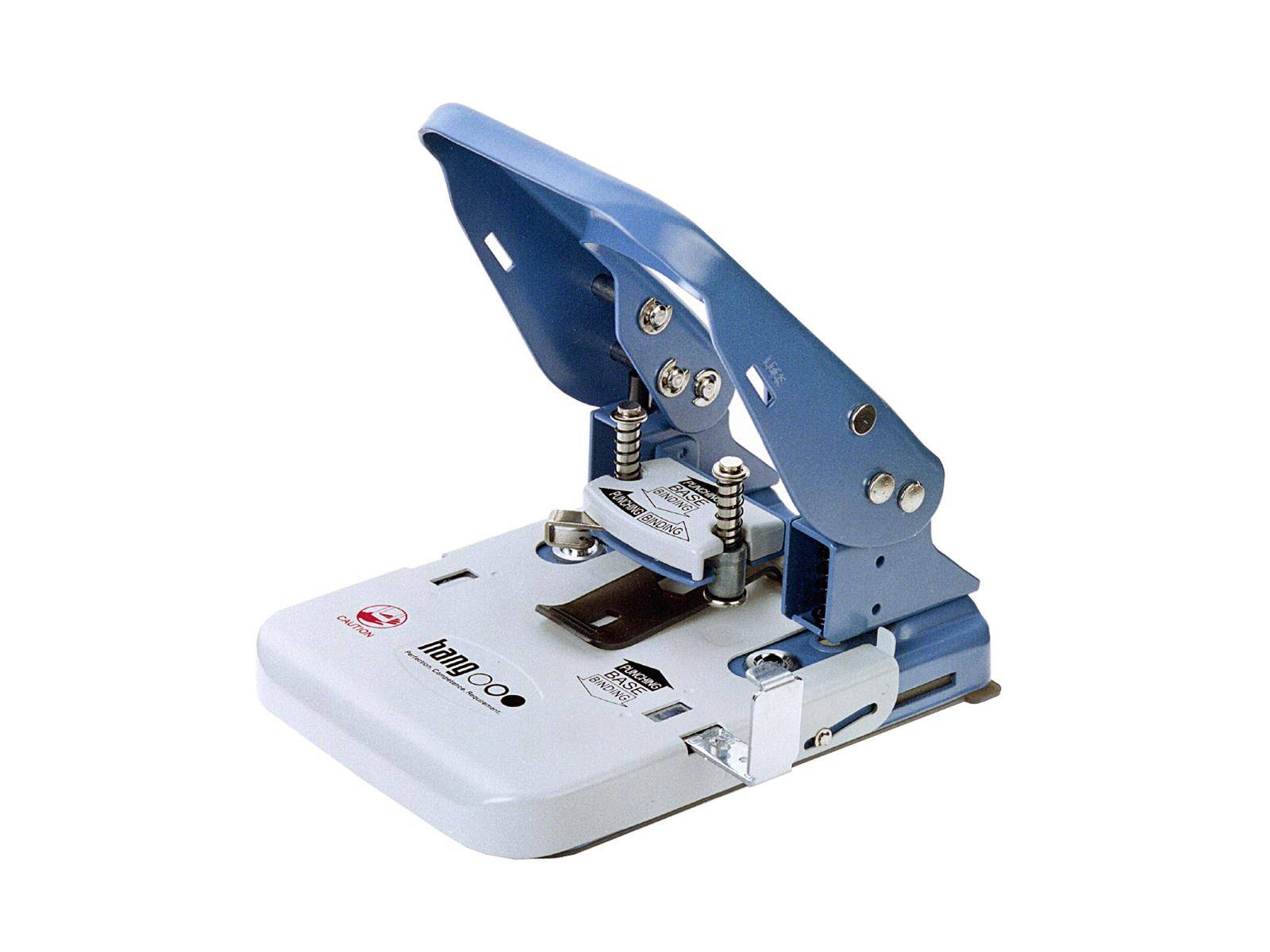 Ein silber- und blauer Zweifachdurchschlag mit nach oben gerichteten Griffen, ausgestattet mit einstellbaren Papierführungen und robuster Metallkonstruktion. Ideal für den Bürogebrauch.