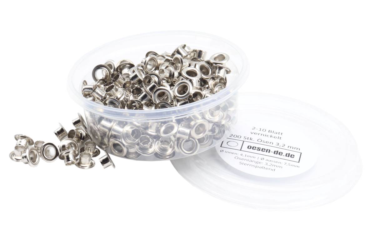 Ein durchsichtiger Plastikbehälter gefüllt mit metallisch silbernen Ösen, beschriftet mit 'Oesen-de.de', mit aufgedruckten Spezifikationen und Menge.