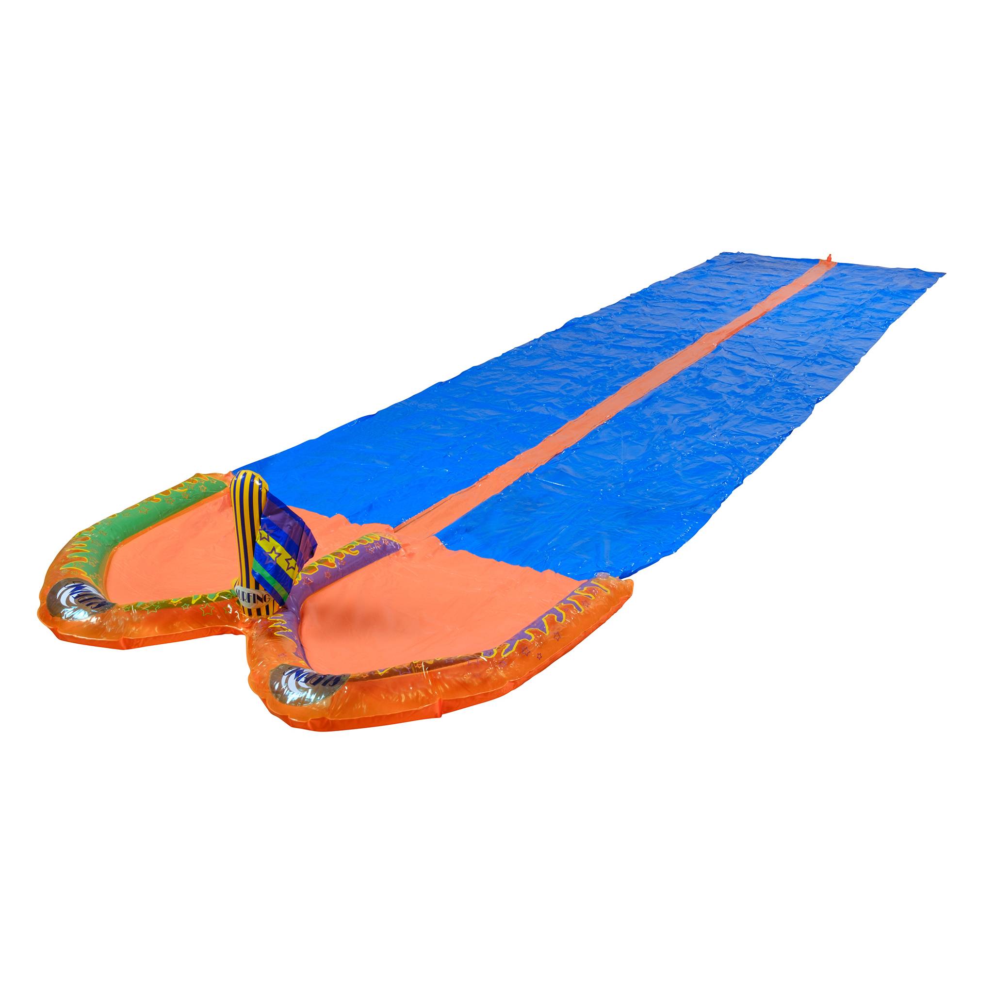 Aufblasbarer Wasserrutsche mit einer langen blauen Rutschbahn und orangefarbigem Landungsbereich auf weißem Hintergrund.