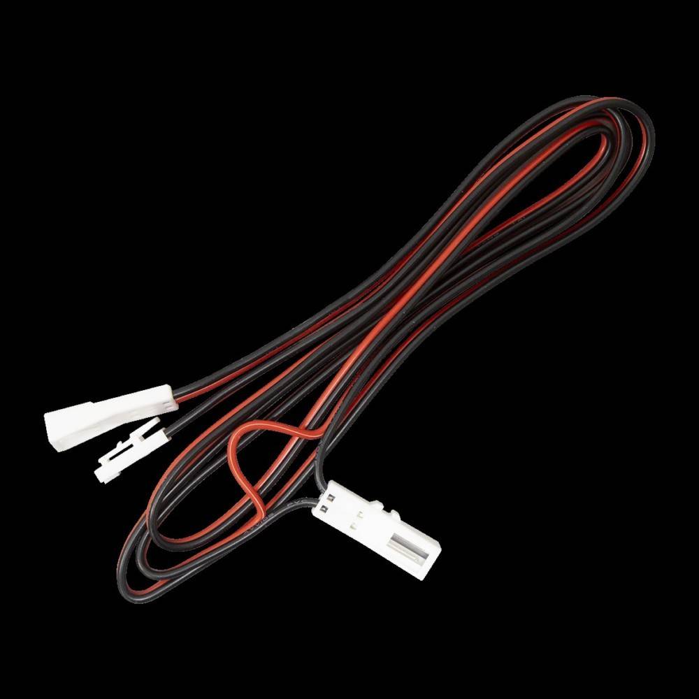 Ein schwarzes und rotes Kabel mit weißen Steckern an jedem Ende, sauber auf einem schwarzen Hintergrund ausgelegt. Die Stecker scheinen in elektronische Geräte zu passen.