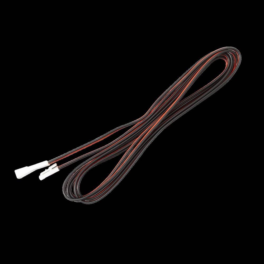 Ein schwarzes und rotes Kabel mit weißen Anschlüssen an beiden Enden, ordentlich aufgerollt vor einem schwarzen Hintergrund.